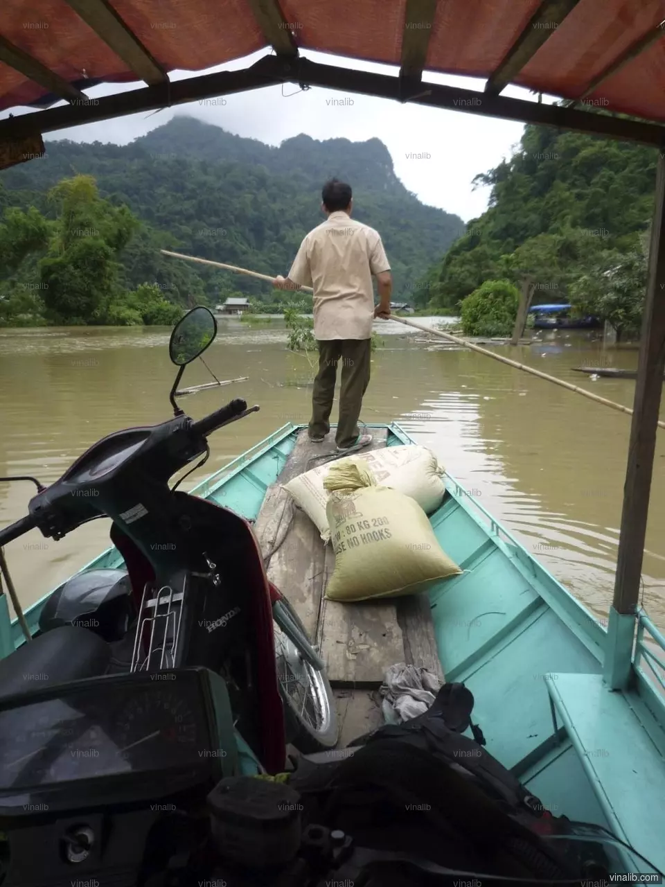 Escaping a flash-flooded valley - Vinalib Stock Pictures
