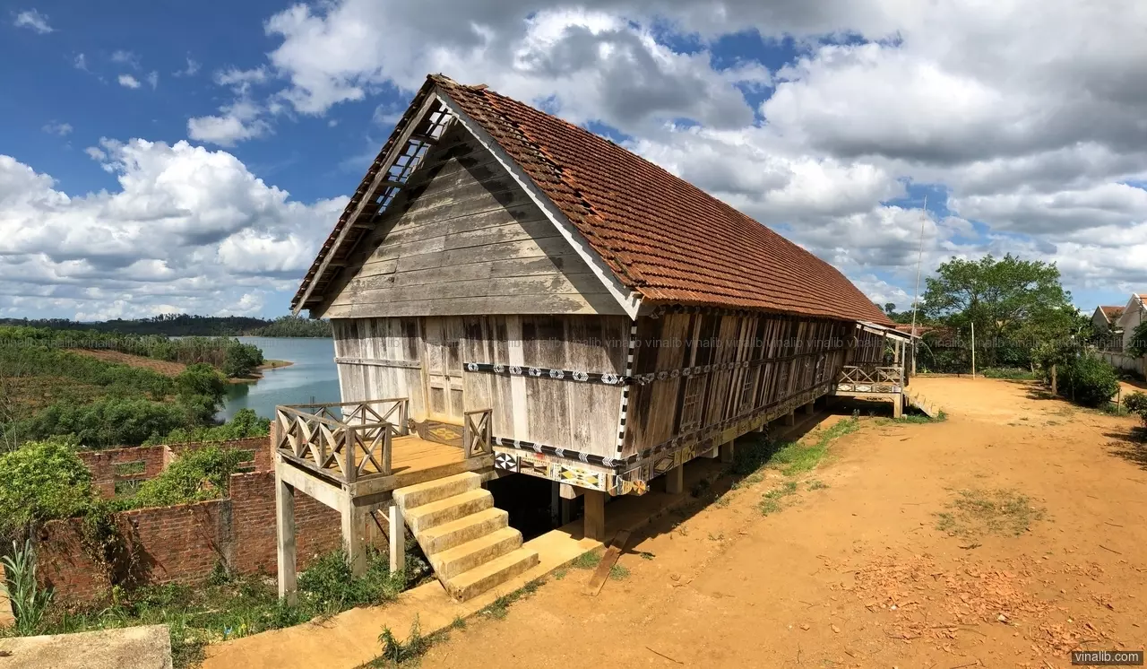 A very long communal house in Binh Dinh province, Vietnam - Vinalib Stock Pictures