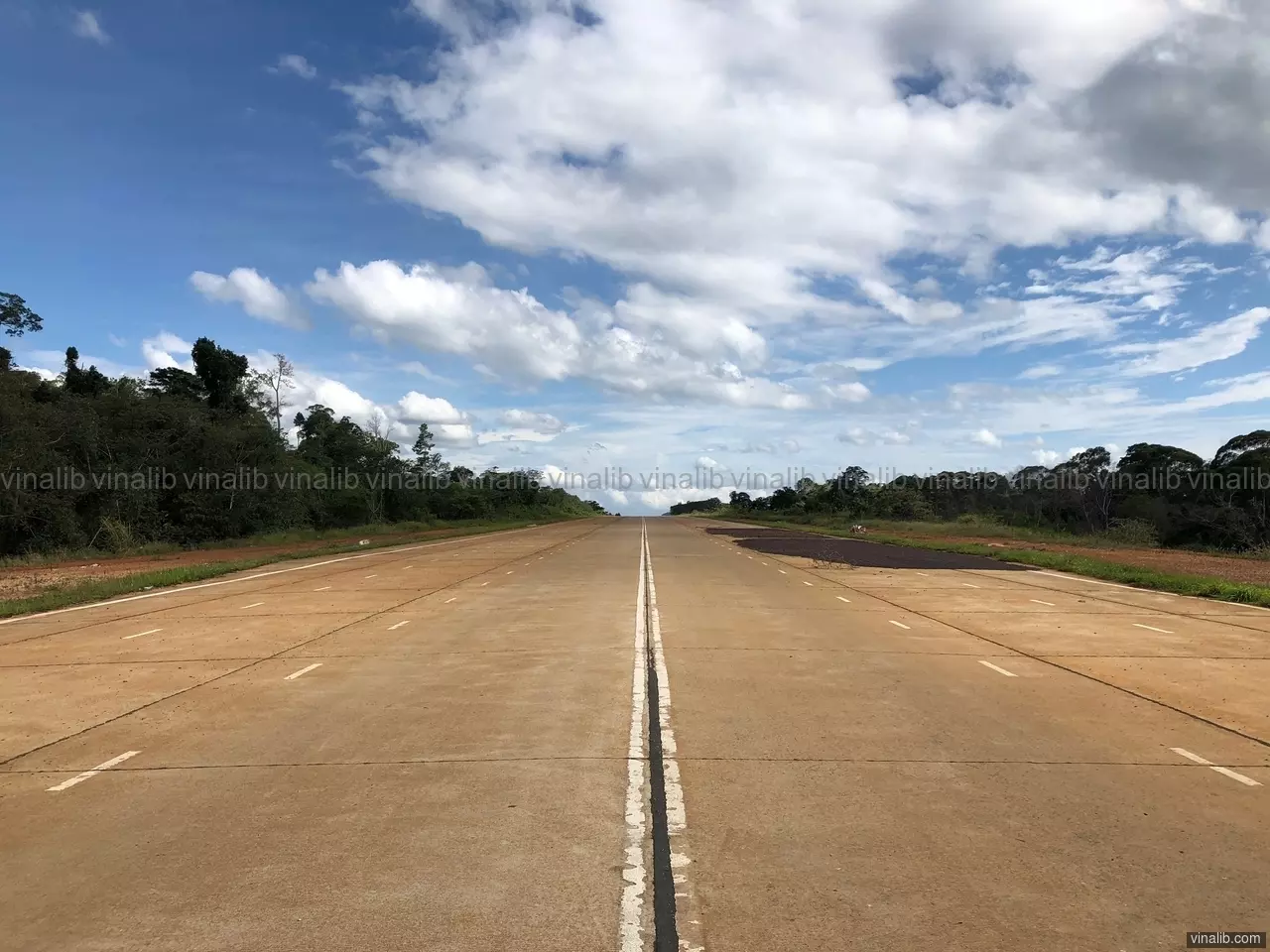 Another highway in the middle of nowhere, leading to nowhere - Vinalib Stock Pictures