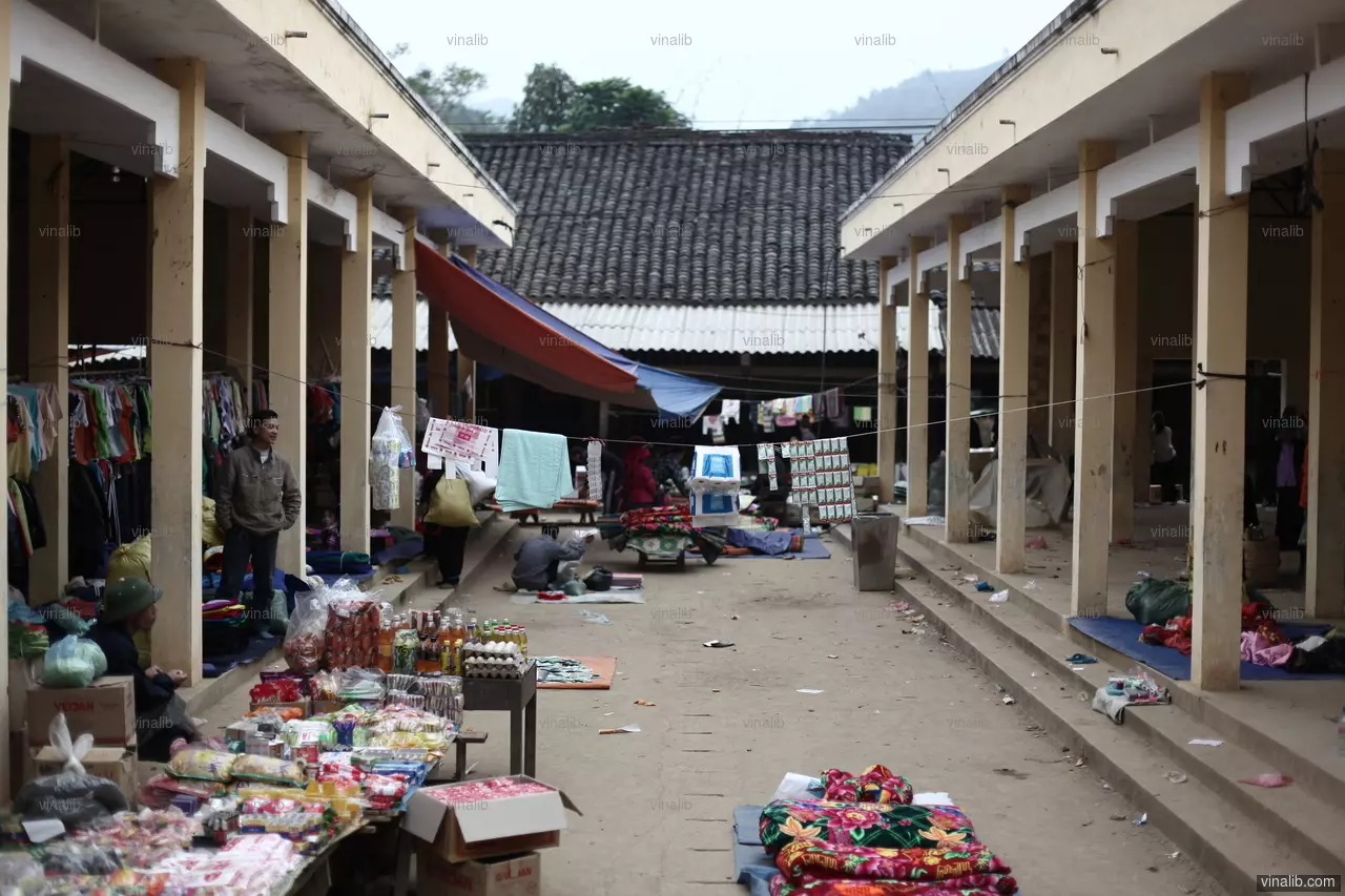 A market in Meo Vac town, December 2010 - Vinalib Stock Pictures