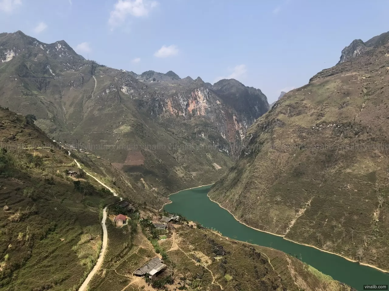 The Nho Quế river, as green as it can be - Vinalib Stock Pictures