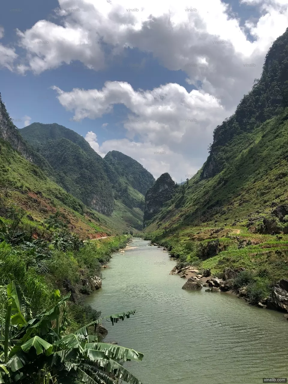 A river nested in a valley - Vinalib Stock Pictures