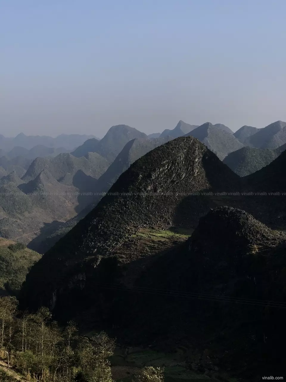 A hidden green treasure, somewhere, on the palm of a mountain - Vinalib Stock Pictures