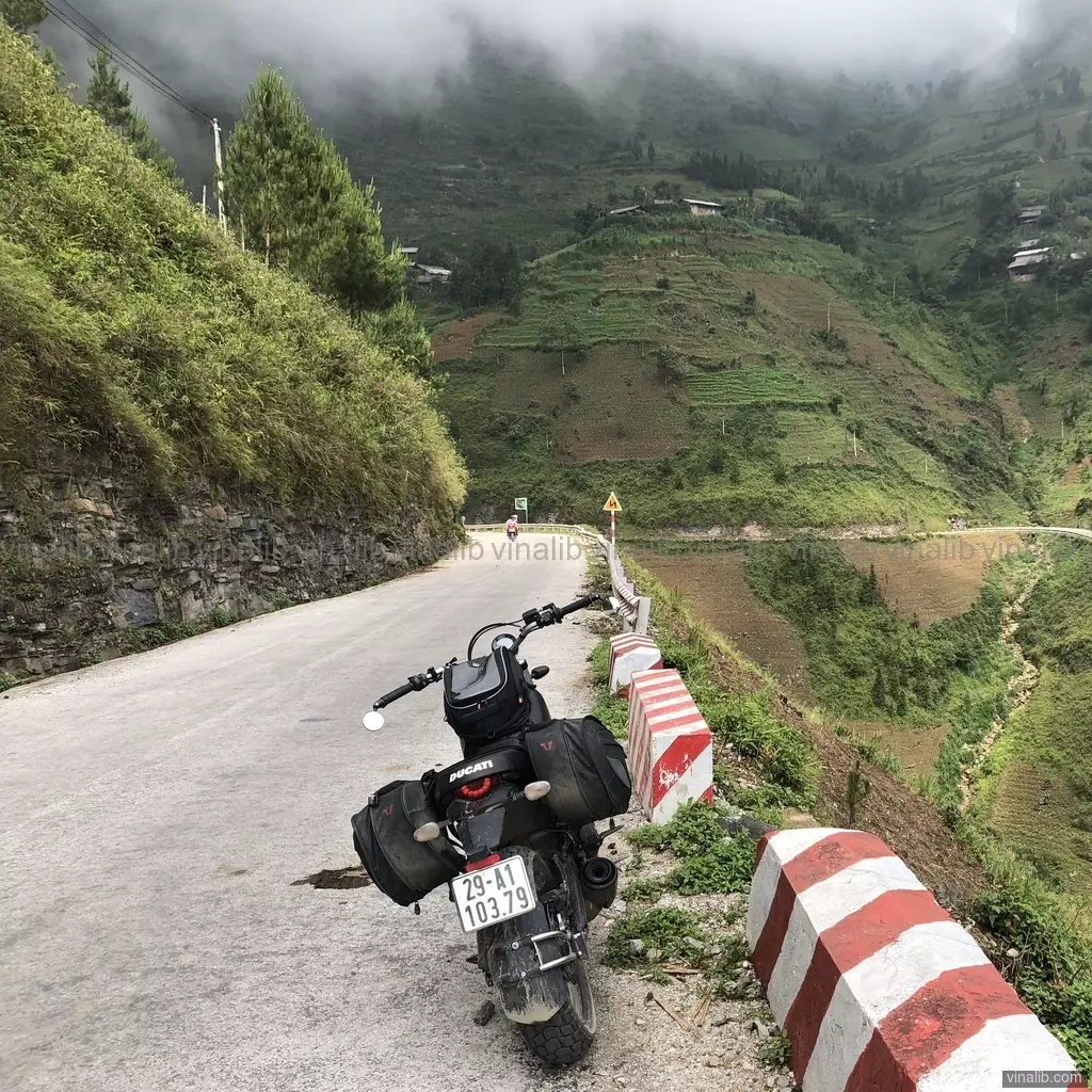 A Ducati Scrambler in Ma Pi Leng mountain pass, Dong Van, Ha Giang, Vietnam - Vinalib Stock Pictures