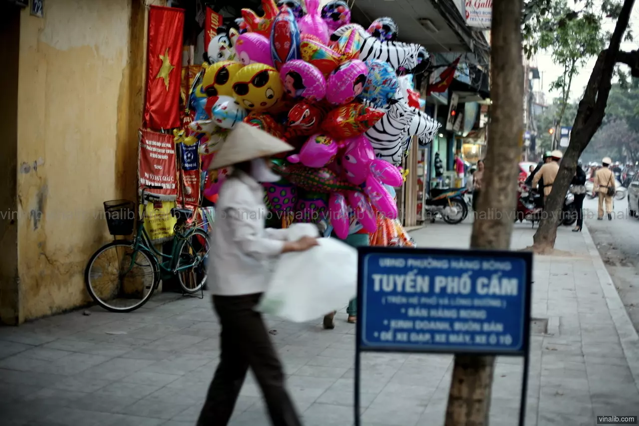 A street scene in Hanoi, unknown date - Vinalib Stock Pictures