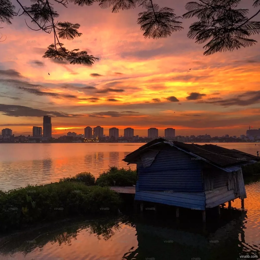 An epic sunset over West Lake, Hanoi, Vietnam - Vinalib Stock Pictures