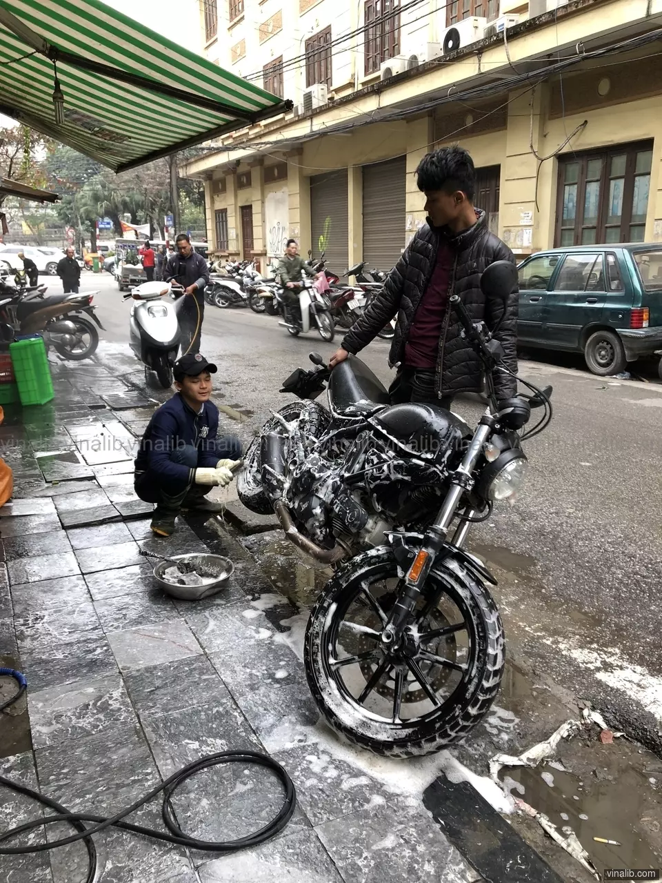 Street motorbike washing in Hanoi, Vietnam - Vinalib Stock Pictures