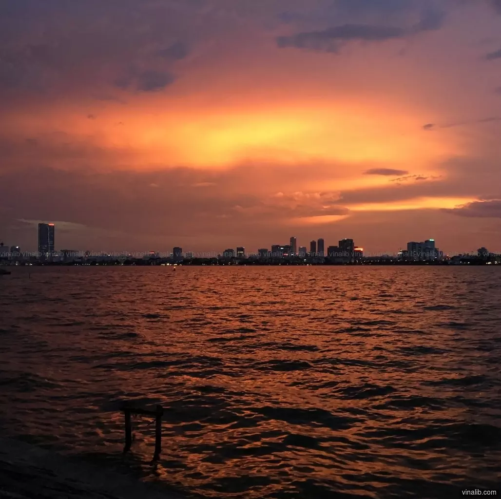 A Sunset on West Lake, Hanoi, Vietnam - Vinalib Stock Pictures