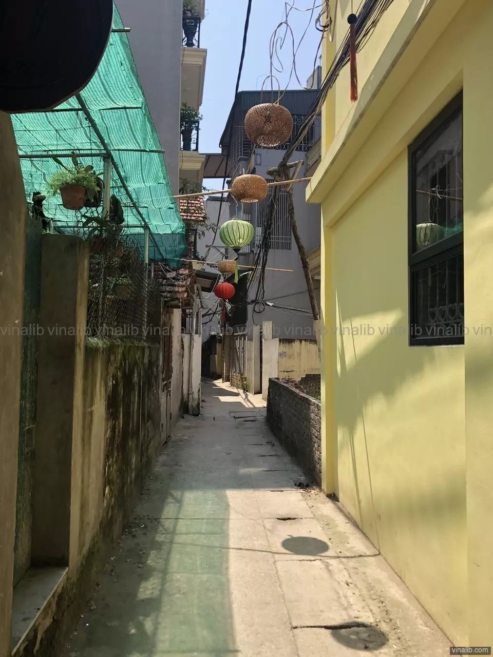 A quiet lane in Nhat Tan district, Hanoi - Vinalib Stock Pictures