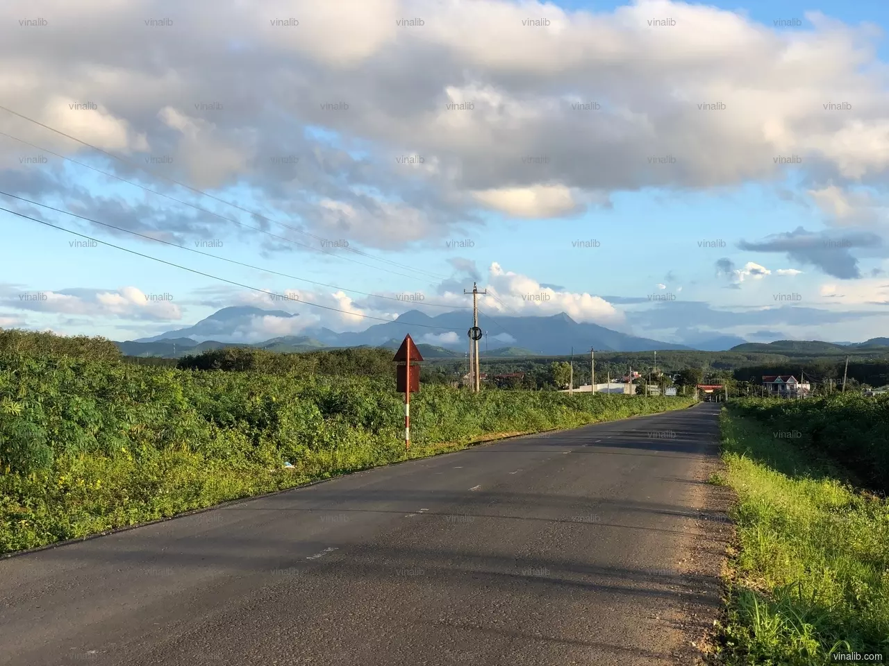 Highlands road at dawn, july 2018, Kon Tum province - Vinalib Stock Pictures