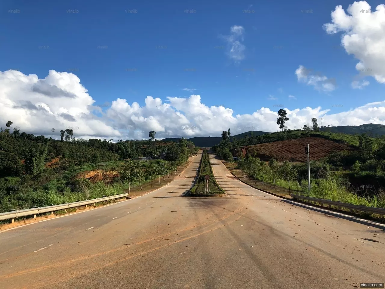 The road to Laos (bypass of QL40, Kon Tum province) - Vinalib Stock Pictures