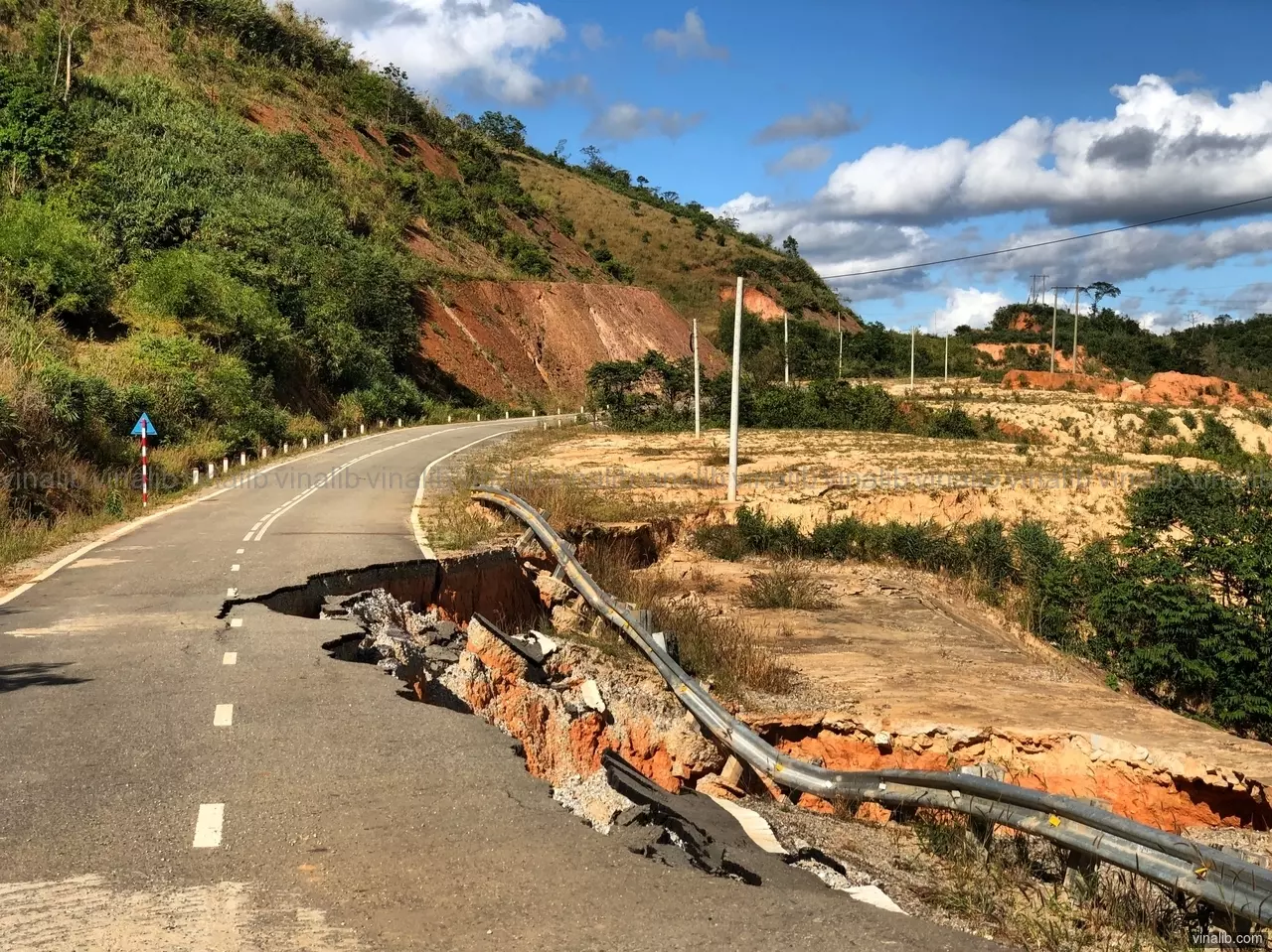 A collapsed road in Tu Mo Rong district - Vinalib Stock Pictures