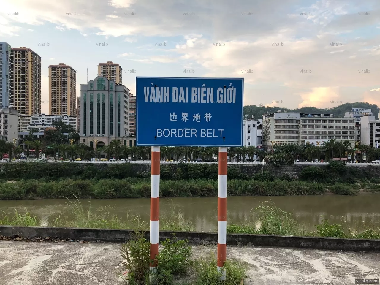 Border belt sign, China in background - Vinalib Stock Pictures