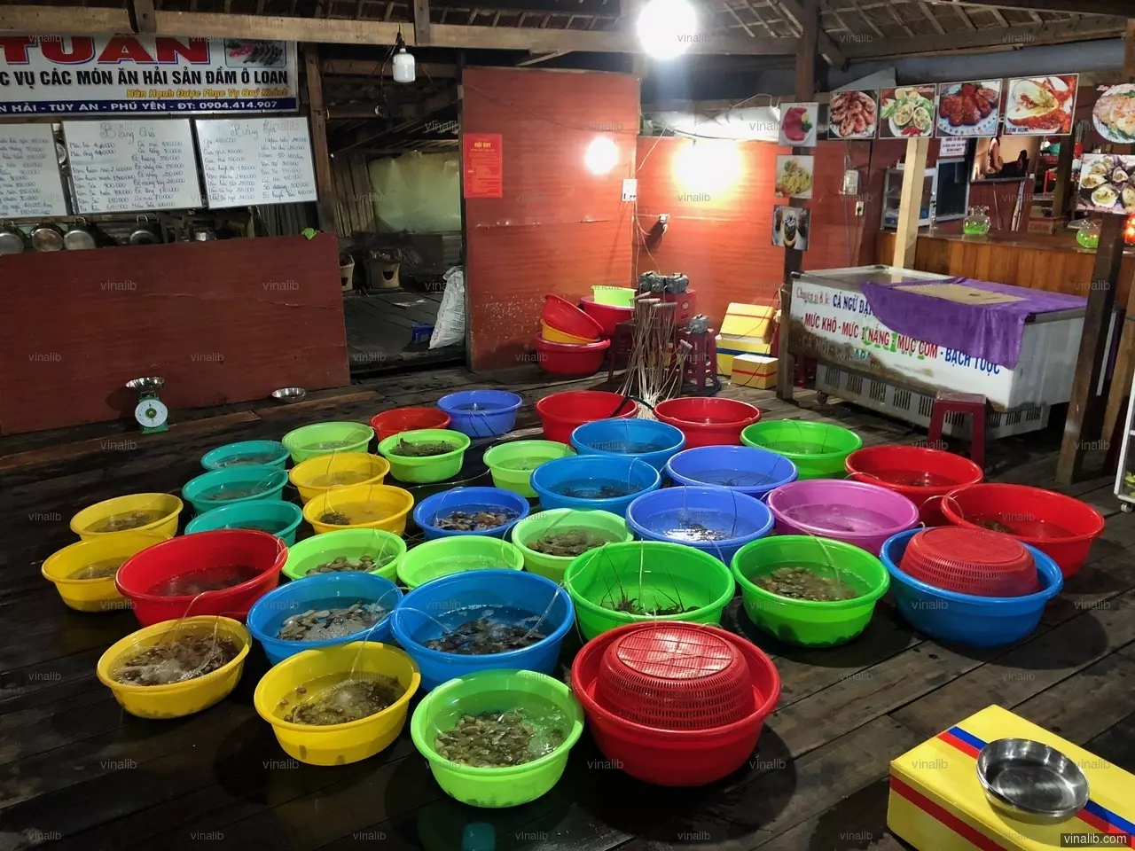 Fresh seafood waiting for customers at a restaurant in Tuy An district - Vinalib Stock Pictures