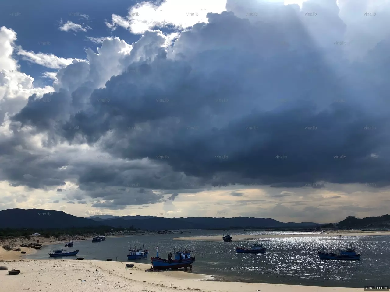 Rain expected, Phu Yen province - Vinalib Stock Pictures