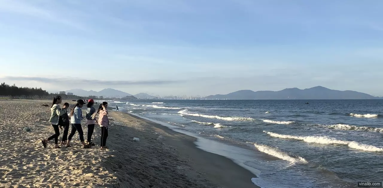 Friends Meeting, Thong Nhat beach, Quang Nam - Vinalib Stock Pictures
