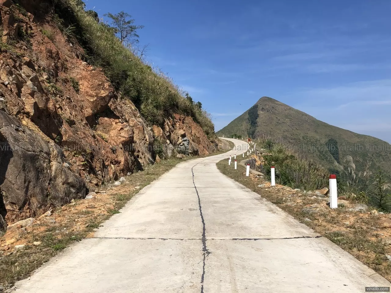 A beautiful mountain road in Binh Liêu district, Quang Ninh province - Vinalib Stock Pictures
