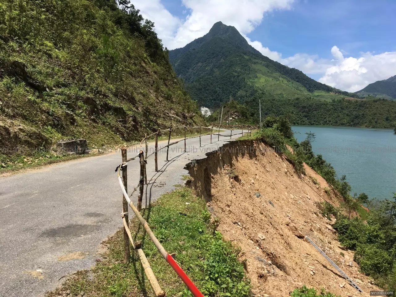 A dangerous road, Son La province - Vinalib Stock Pictures