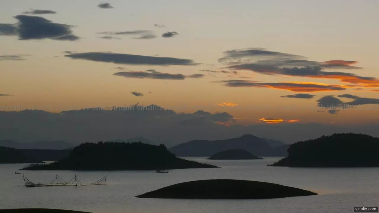 Sunset on Thac Ba reservoir - Vinalib Stock Pictures