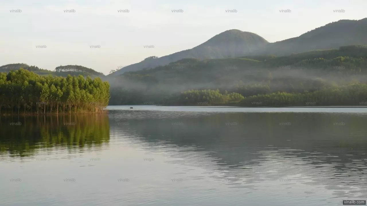 Peaceful Thac Ba Lake at midday - Vinalib Stock Pictures