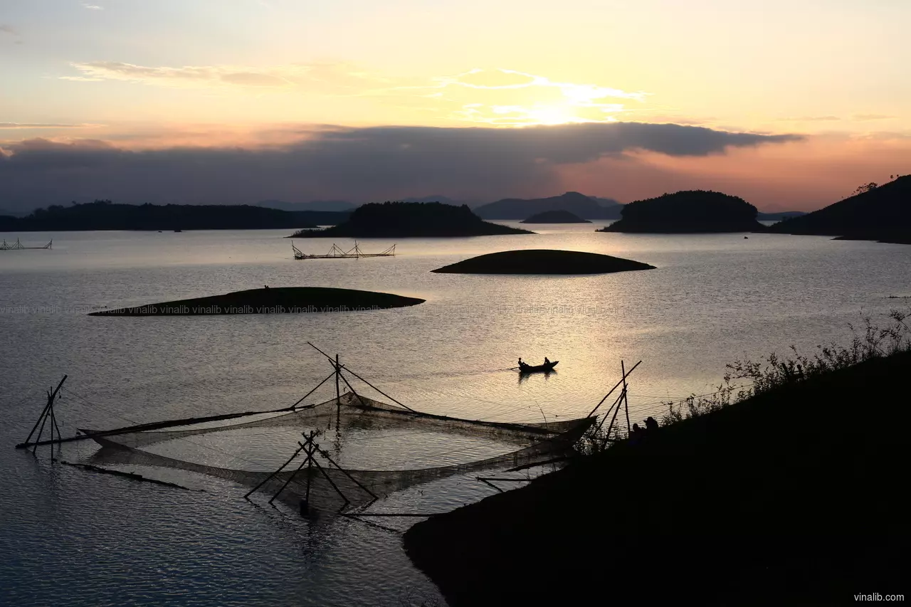 Thac Ba Lake, Yen Bai province - Vinalib Stock Pictures
